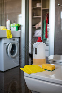 保持浴室的清洁和秩序厕所清洁和消毒洗涤剂和清洁剂图片