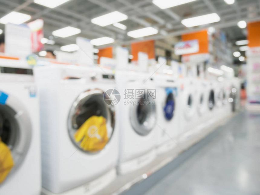 洗衣机背景模糊的电子百货商店图片