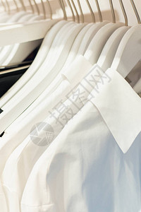 店里衣架上的白衬衫商场衣图片