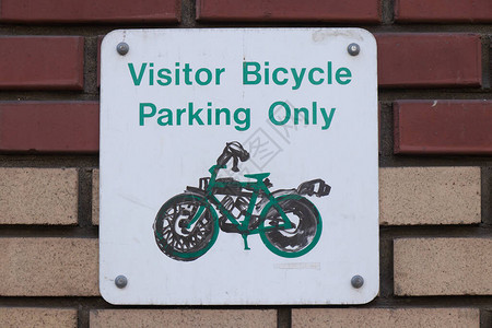 温哥华市下城的砖墙只有Visitor自行车泊图片