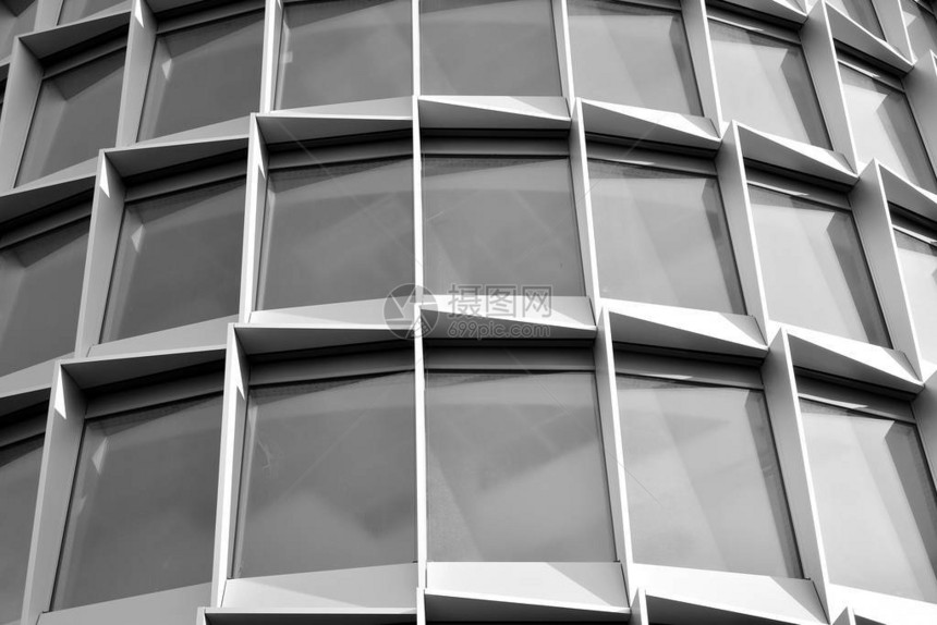 黑色和白色音调高对比度的抽象现代建筑玻璃窗上的几何结构图片