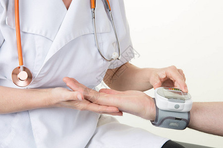 医生在数字监测器中检查医院病人动脉血压图片