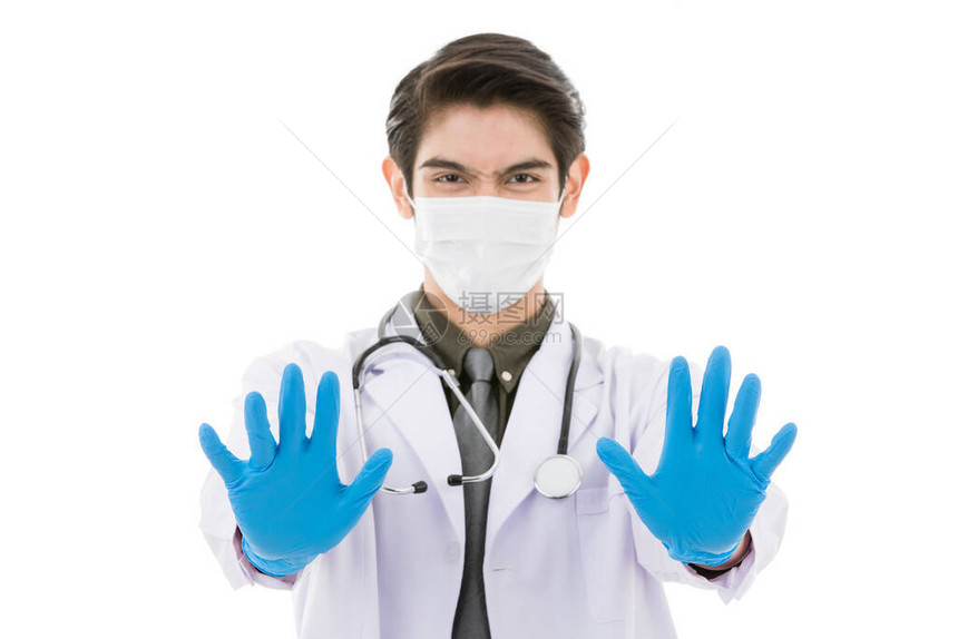 年轻英俊的聪明亚洲医生戴着外科卫生防护面罩和蓝色医用手套图片