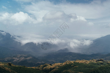 自然景观云盖山峰图片