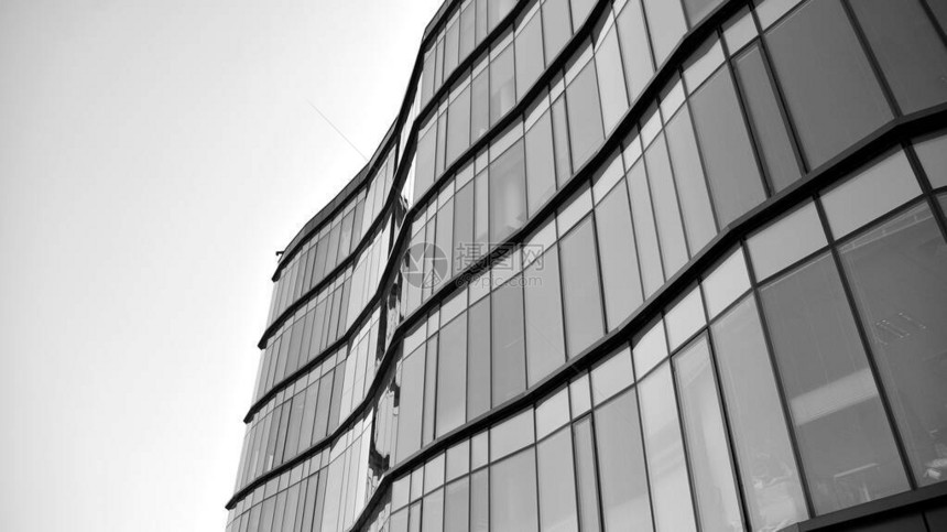 黑色和白色音调高对比度的抽象现代建筑玻璃窗上的几何结构图片