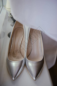 新娘穿着白色的婚礼鞋结婚图片