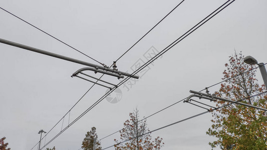 电动列车电车缆悬浮在轻轨线上图片