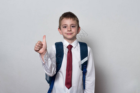 穿校服的男孩竖起大拇指白色背景儿童教育图片