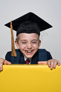 穿着学生帽子的可爱笑脸男孩快乐的男学图片
