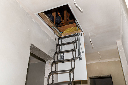 向天花板阁楼滑动的金属楼梯开着扇子和展出的楼图片