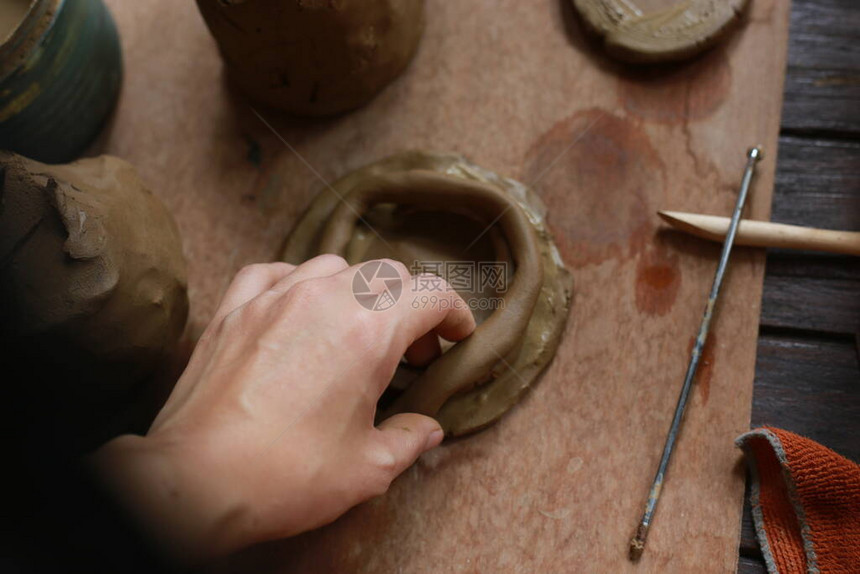 陶瓷变形陶瓷花粉用湿土制成和高温加热面团熔化和创造锅是图片