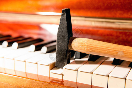 一把小锤子把钢琴的钥匙推下来噪音和声图片