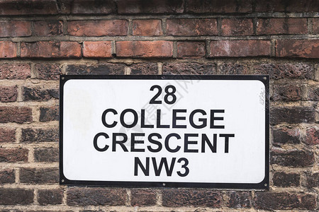 cottage瑞士Cottage附近的学院新月街名标志背景