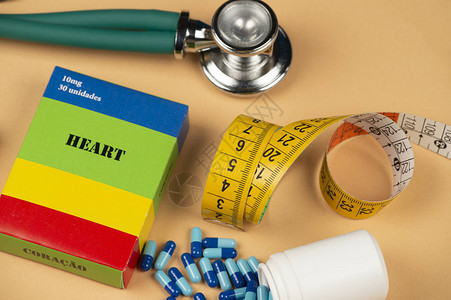 带有疾病名称的假药盒心脏和血糖仪图片