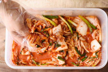 在塑料盒里用手韩式食物图片