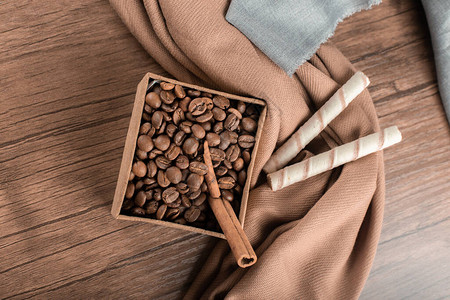 咖啡豆和肉桂放在木制图片
