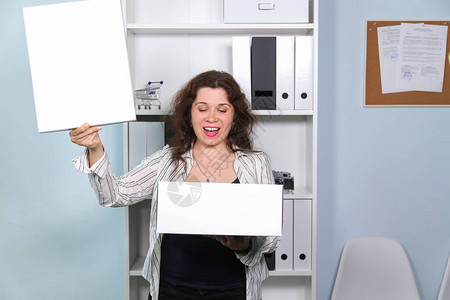 解雇工作的概念快乐的女人带着纸箱和文具图片