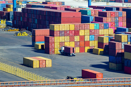 货物集装箱堆积在货运海图片