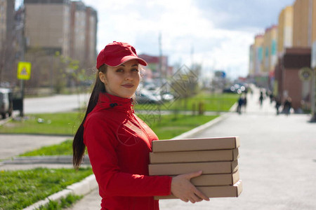送食物的姑娘拿着五盒披萨图片