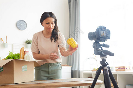 在厨房和复印室录制烹饪和送食品录像时图片