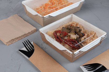 生态包装食品米饭配炖菜和蔬菜图片