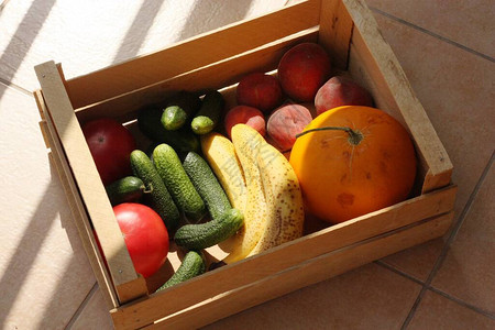 木箱里的时令水果和蔬菜图片