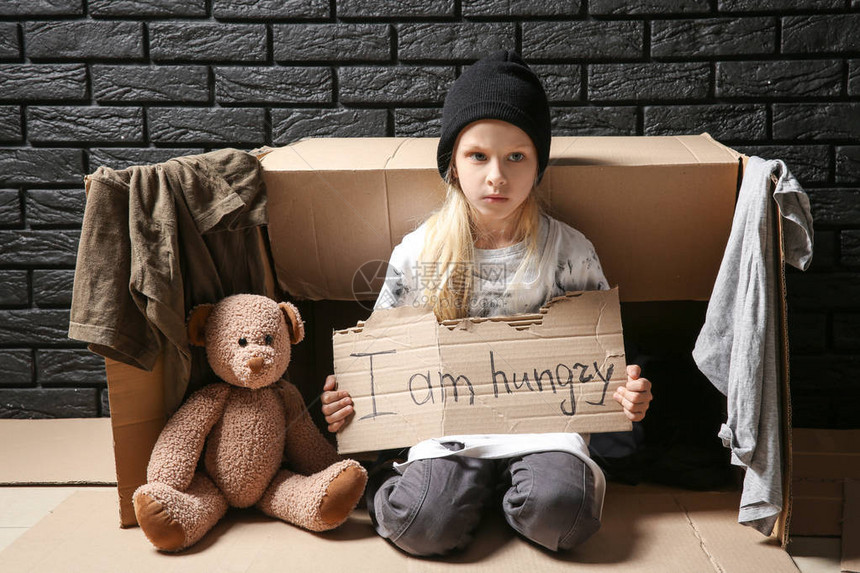 无家可归的小女孩在图片
