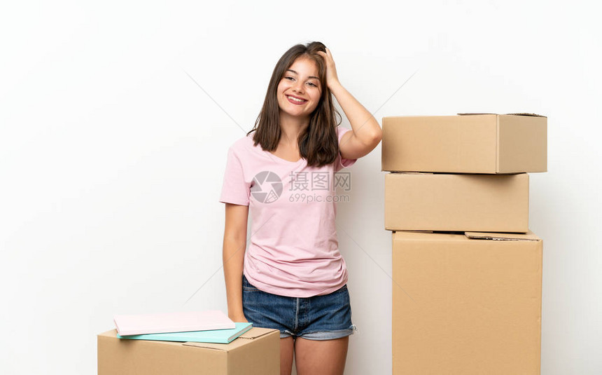 年轻女孩搬进新家在装箱中混杂面图片