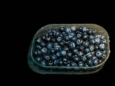 塑料袋盒子中的蓝莓在黑图片