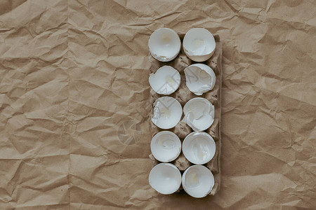 纸箱中破空蛋壳的质地从上面查看烹饪复活节概念不寻图片
