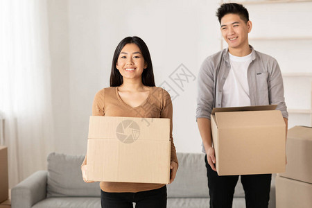 亚洲妻子和丈夫持有纸板盒图片