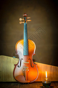 小提琴和小提琴的灯笼在旧钢底图片