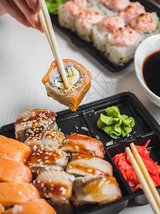 日本食品寿司卷配有生鱼和大图片