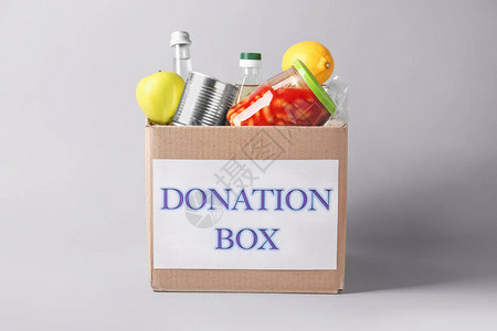 灰色背景中带有捐赠食物的盒子图片