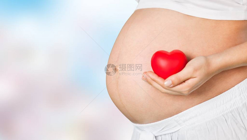 年轻怀孕妇女手里有心脏形图片