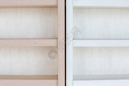 明亮的房间墙上的白色木架子图片