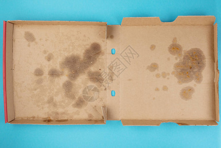 蓝色背景中油腻的空交付披萨盒的上方视图图片