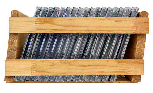 装满塑料音频cd盒的木箱图片
