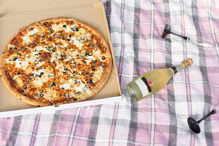 披萨递送野餐的概念图片