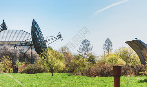 无线电台和天线在现场科学院天文台图片