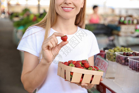市场上的篮子里有新鲜草莓和图片