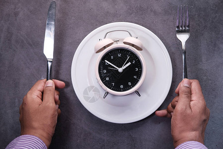 健康食品时钟在盘子上图片