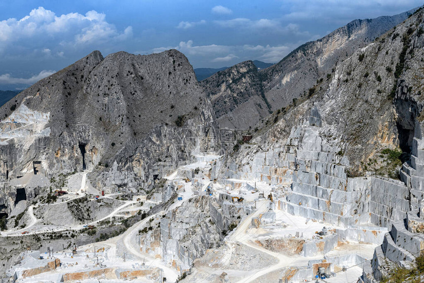 意大利托斯卡纳北部山谷中的卡拉大理石采场展示了工业景观中带有梯状岩图片
