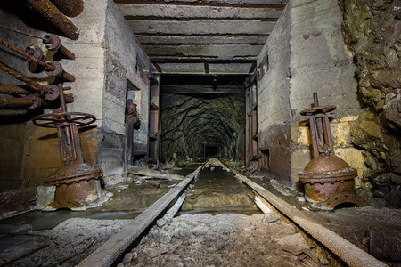 带铁轨的地下金矿竖井隧道漂流白图片