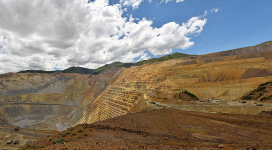 山边大型铜矿雕刻矿石背景图片