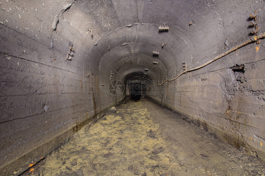 旧铁矿石井地下隧道图片