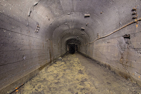 旧铁矿石井地下隧道图片