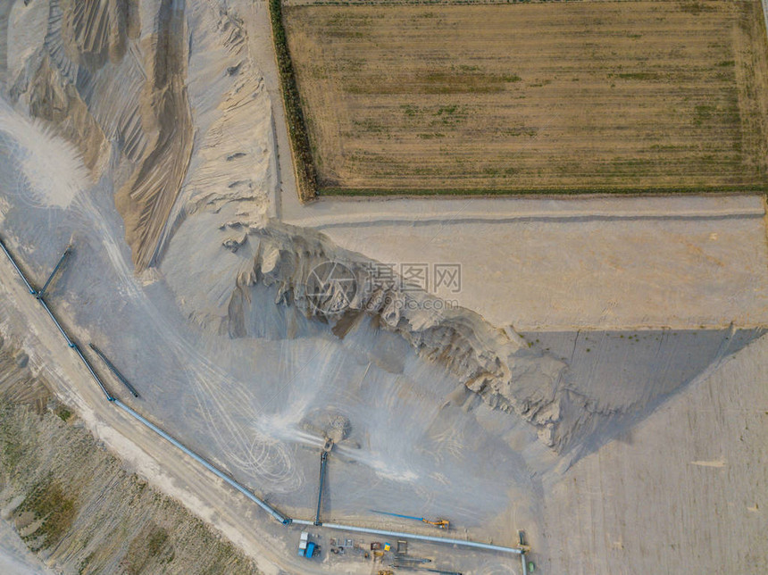瑞士露天砾石矿的鸟瞰图采矿业的土地掠夺砾石采图片