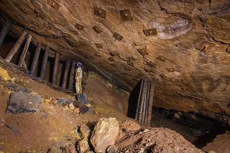 废弃铝土矿石井隧道板和支柱工作洞穴图片