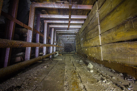 旧铁矿地下隧道地下老铁矿钢铁图片